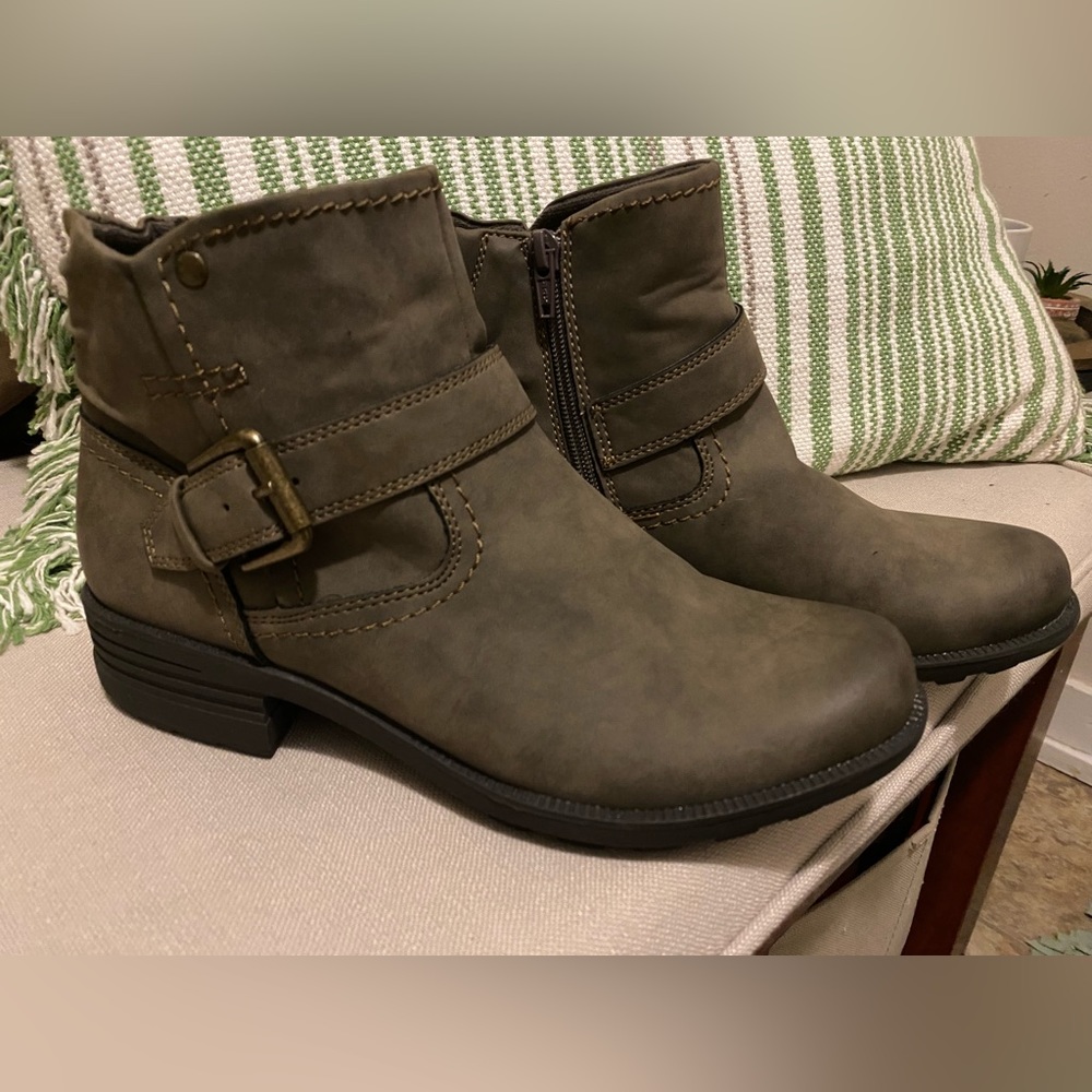 Gray Earth Spirit booties. SZ 9.